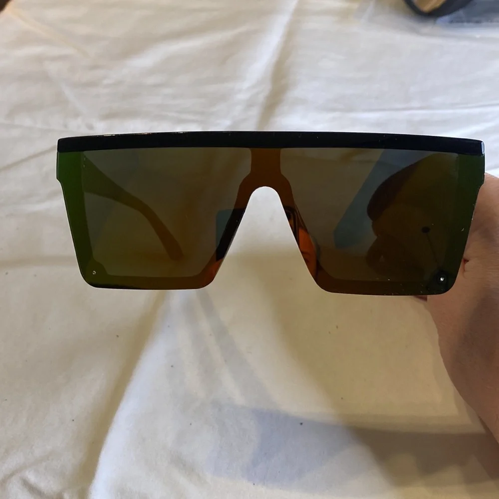 One-Piece Large Framed Fashion Sunglasses with Soft Case